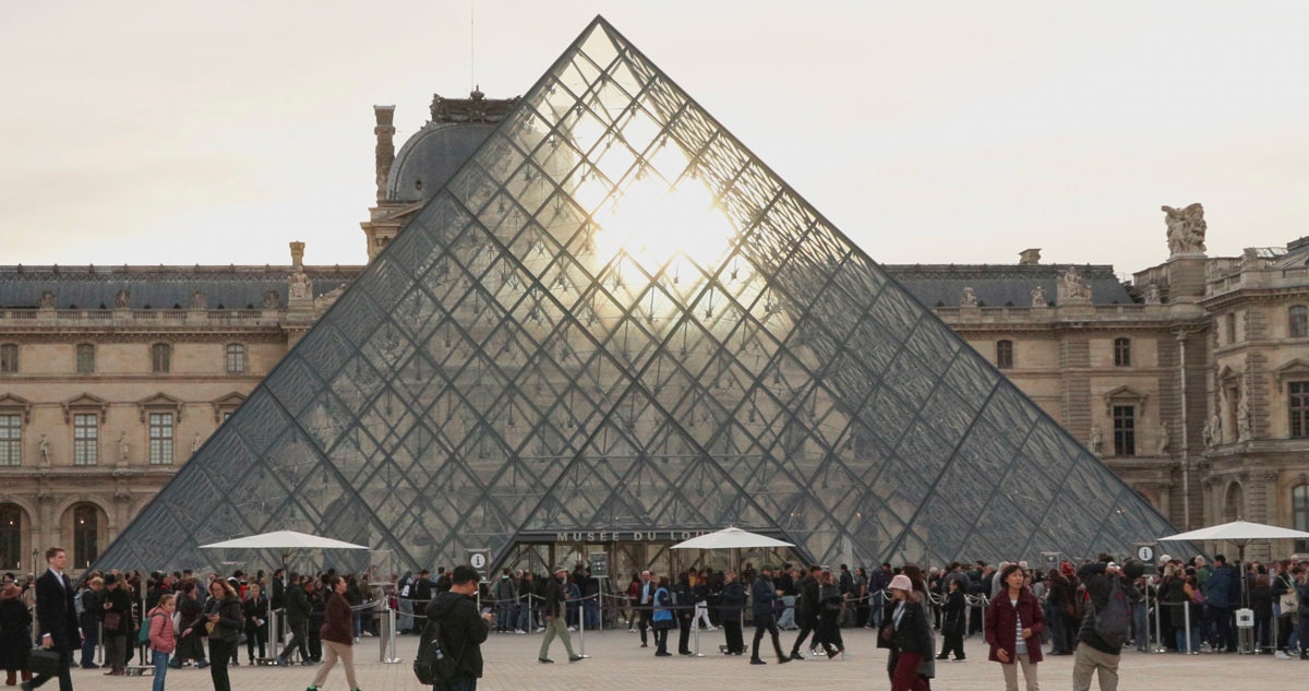 Cinco nuevo detenidos por cinematográfico robo en el Louvre: uno sería autor material del delito