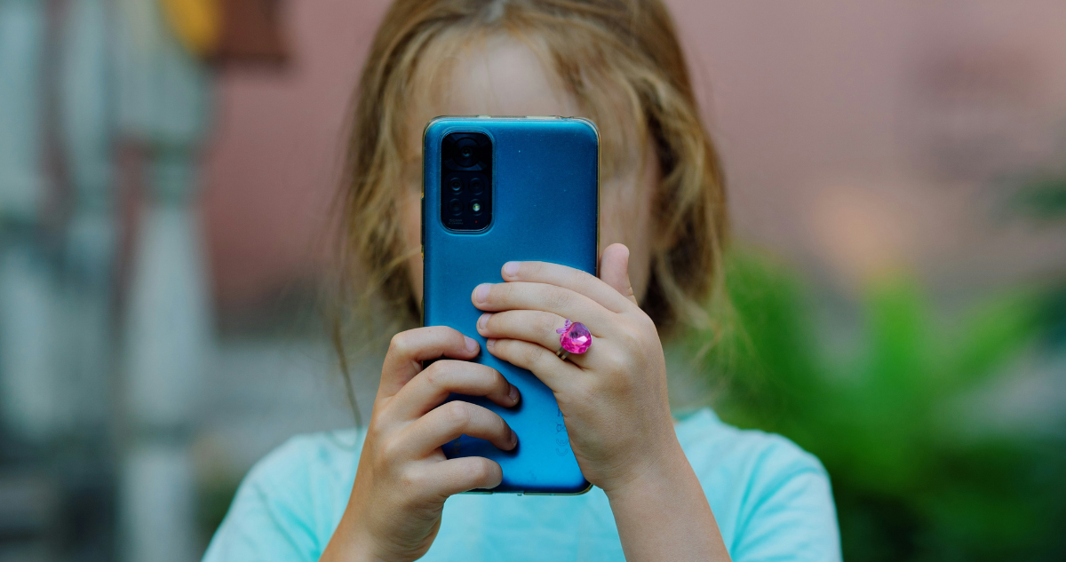 niñas mirando el celular para columna sobre niños y tecnología digital