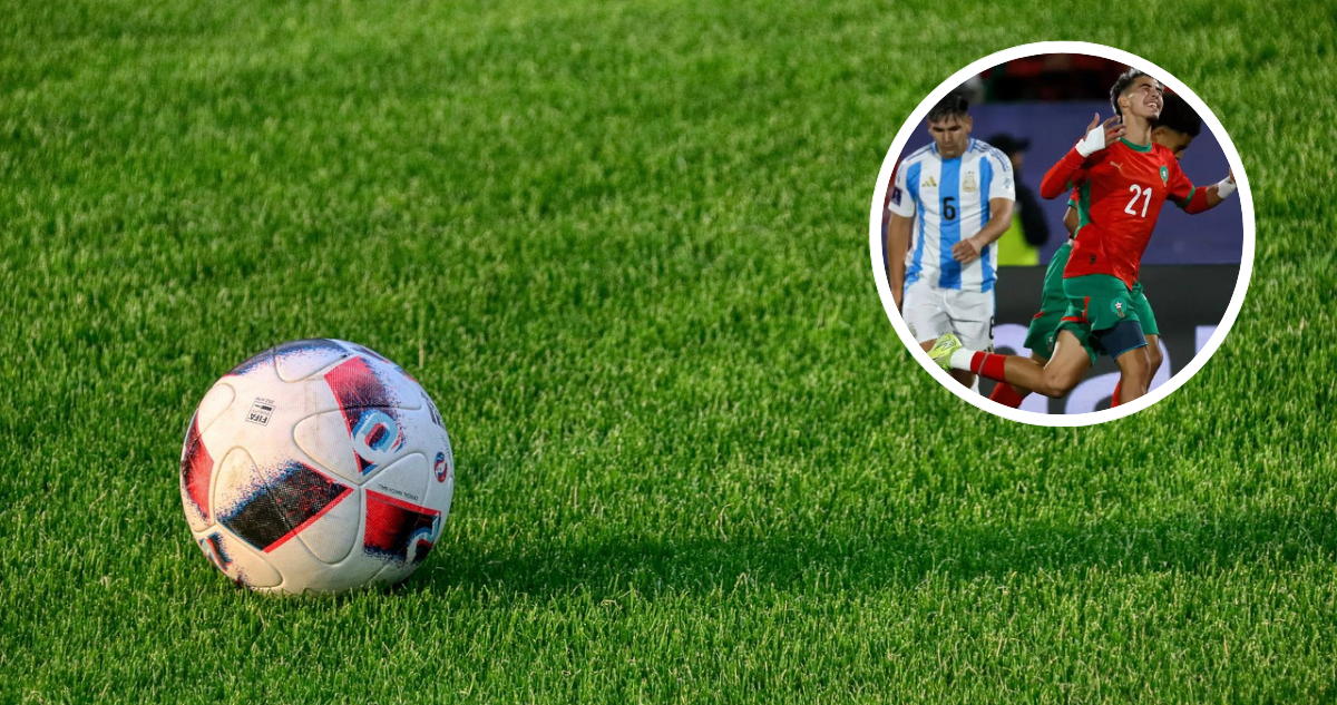Foto de contexto de cancha y pelota de fútbol y fotografía de partido entre Argentina y Marruecos.