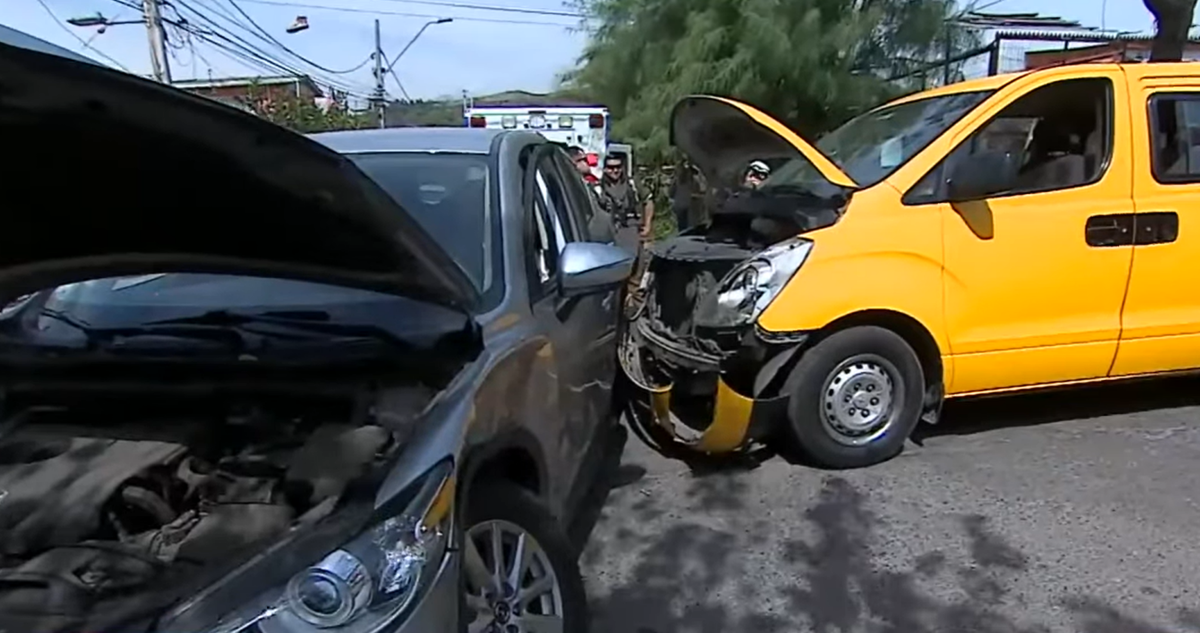 Nueva colisión de furgón escolar en Recoleta: vehículo con 12 escolares a bordo impacta con auto