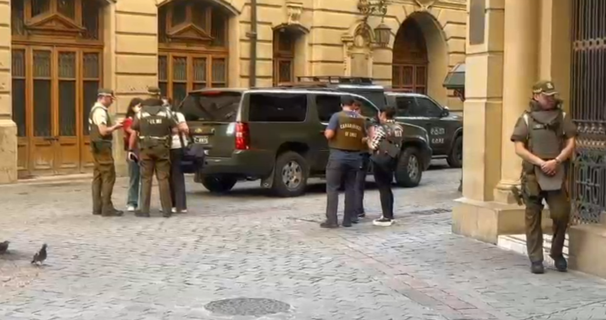 Operativo policial en la Bolsa de Comercio tras hallazgo de elemento explosivo en bóveda