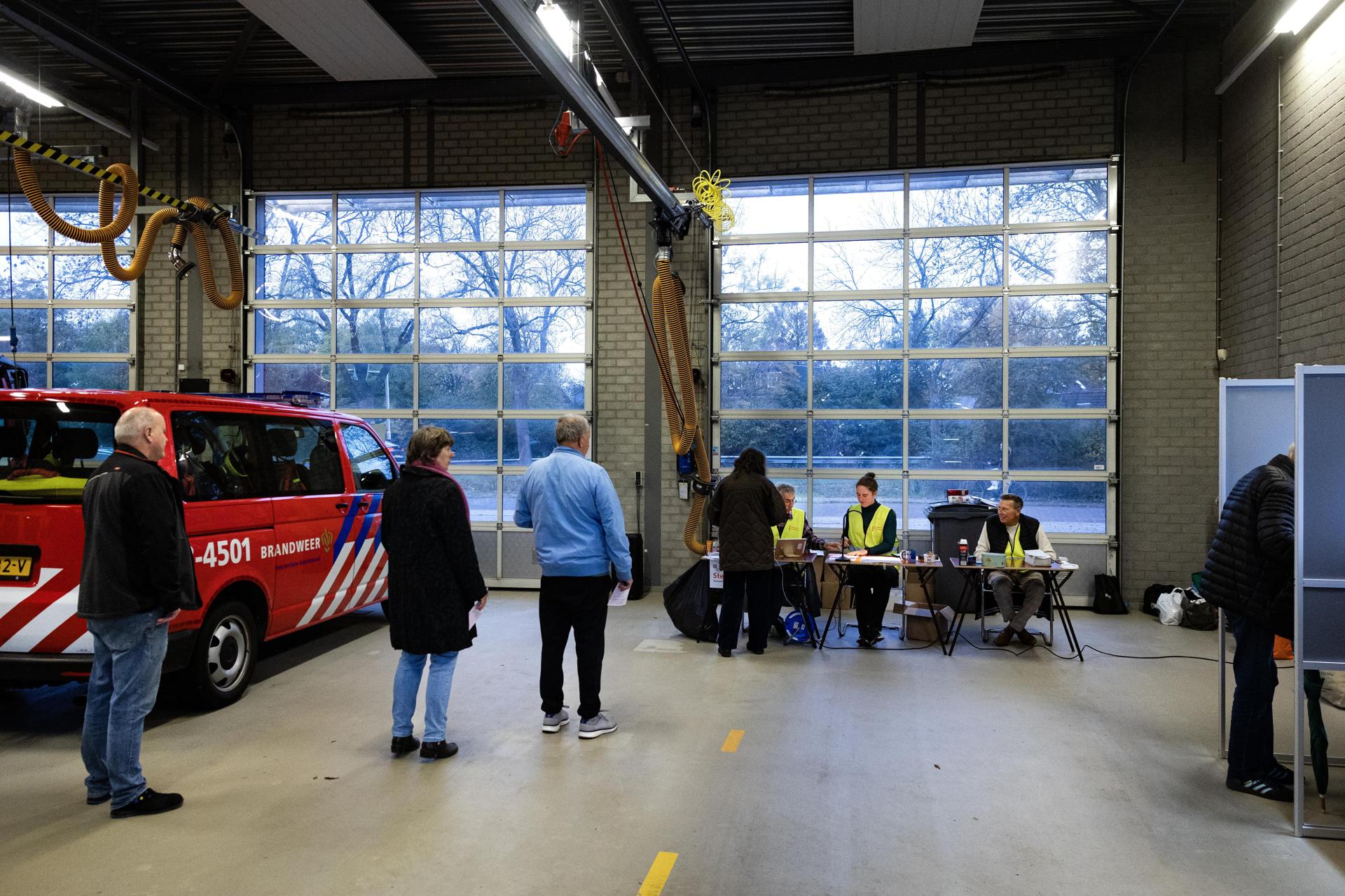 Personas votando en el colegio electoral de la estación de bomberos de Weesp en Ámsterdam 