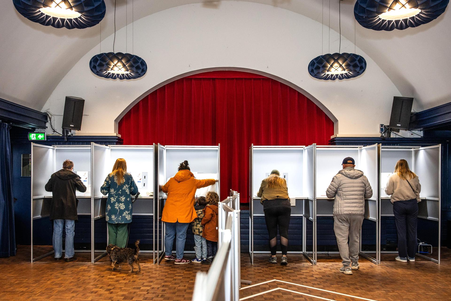 Personas votando en un colegio electoral en Ámsterdam, Países Bajos