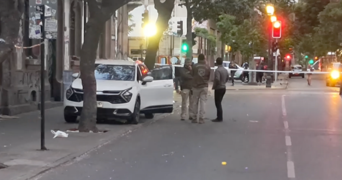 Efectivos PDI balean a hombre que atacó un auto policial en Santiago: está en riesgo vital