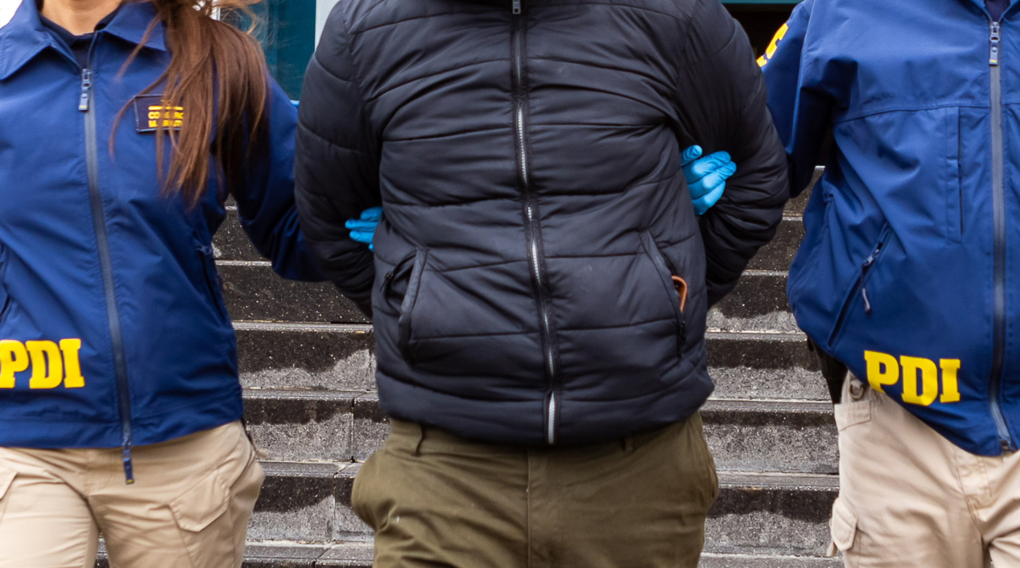 Detienen a 3 extranjeros que lanzaban droga a la cárcel de Valdivia:uno sería del “Tren de Aragua”