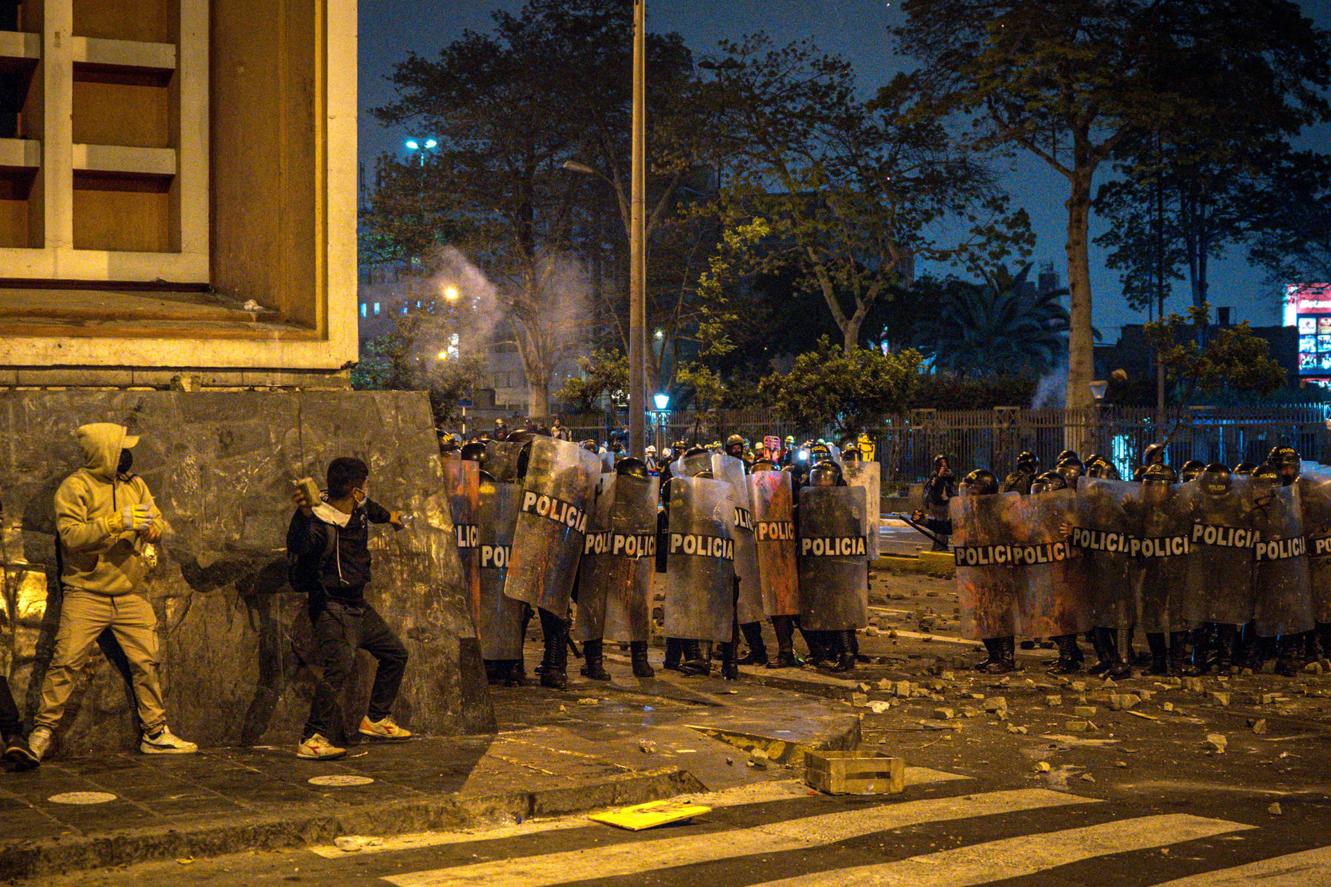 La Policía de Perú enfrentándose a manifestantes el miércoles en Lima