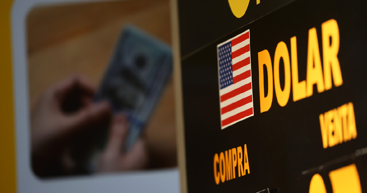 Dólar se mueve en rojo tras un bajo Imacec de agosto y en medio del cierre del Gobierno en EEUU