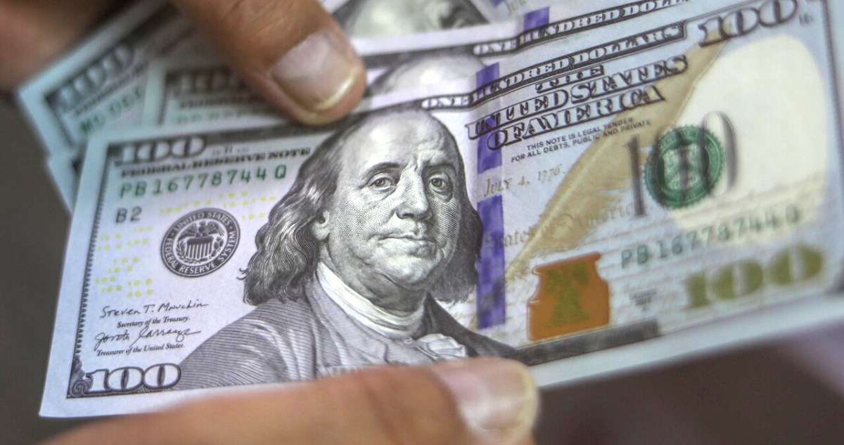 Dólar retoma sobre los $960 ante una recuperación global del billete verde y una baja del cobre