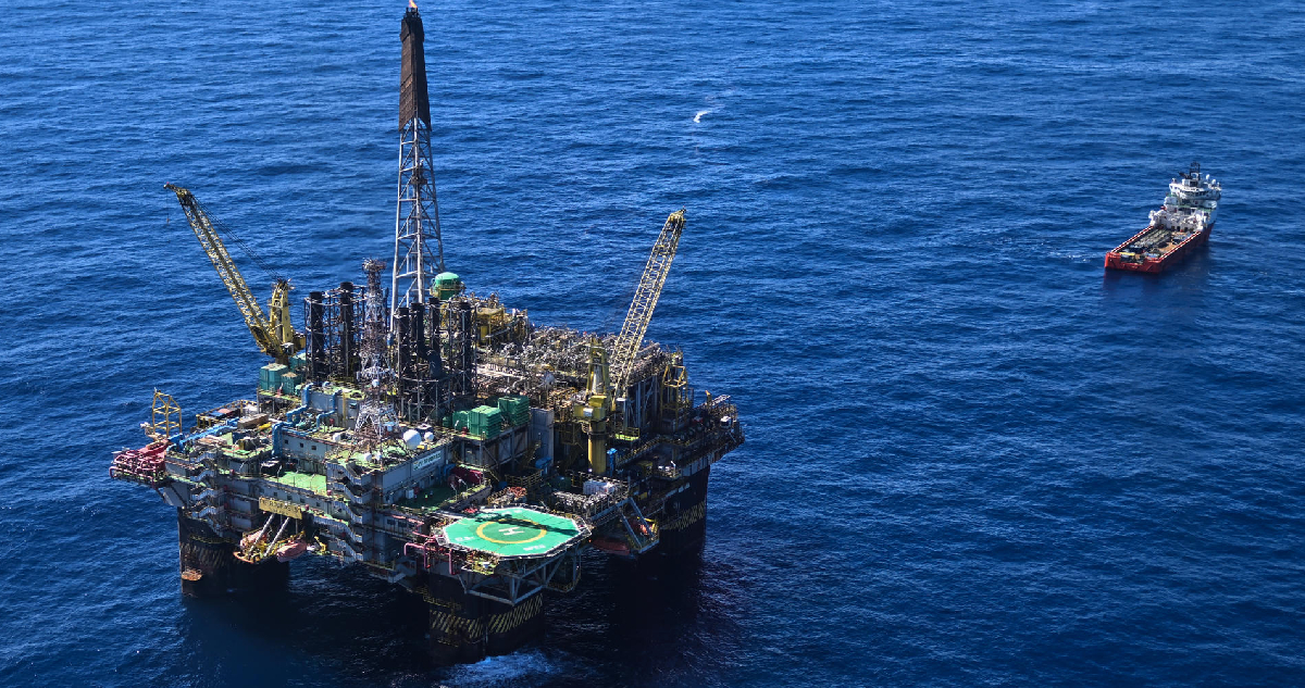 Los precios del barril de petróleo se desploman por el acuerdo de alto al fuego entre Israel y Hamás