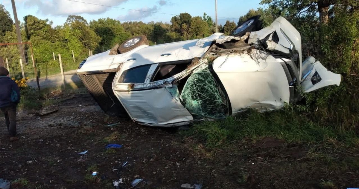 Primas menores de edad vuelcan tras colisionar a vehículo en Calbuco