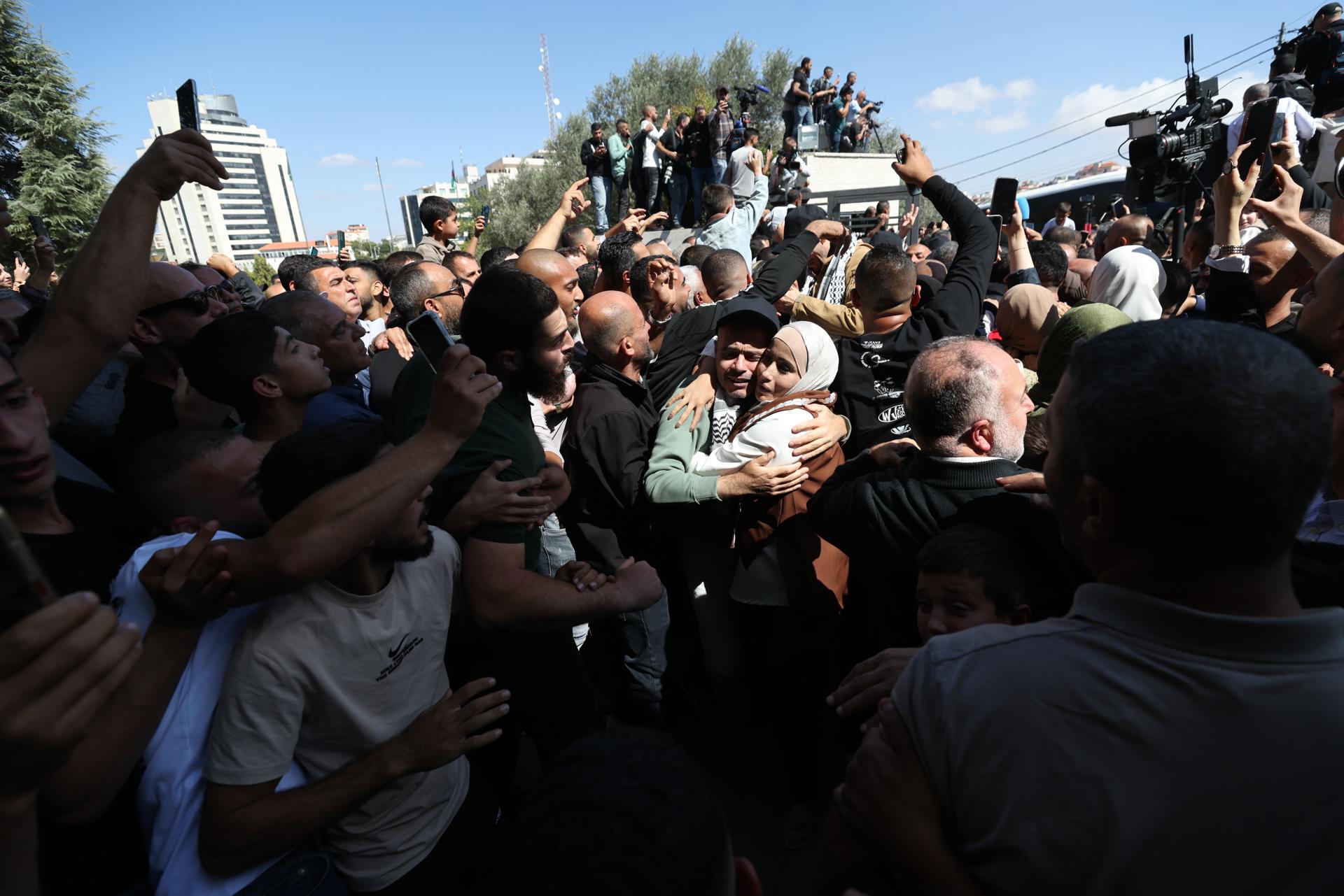 La gente saluda a los presos palestinos liberados a su llegada a Ramala