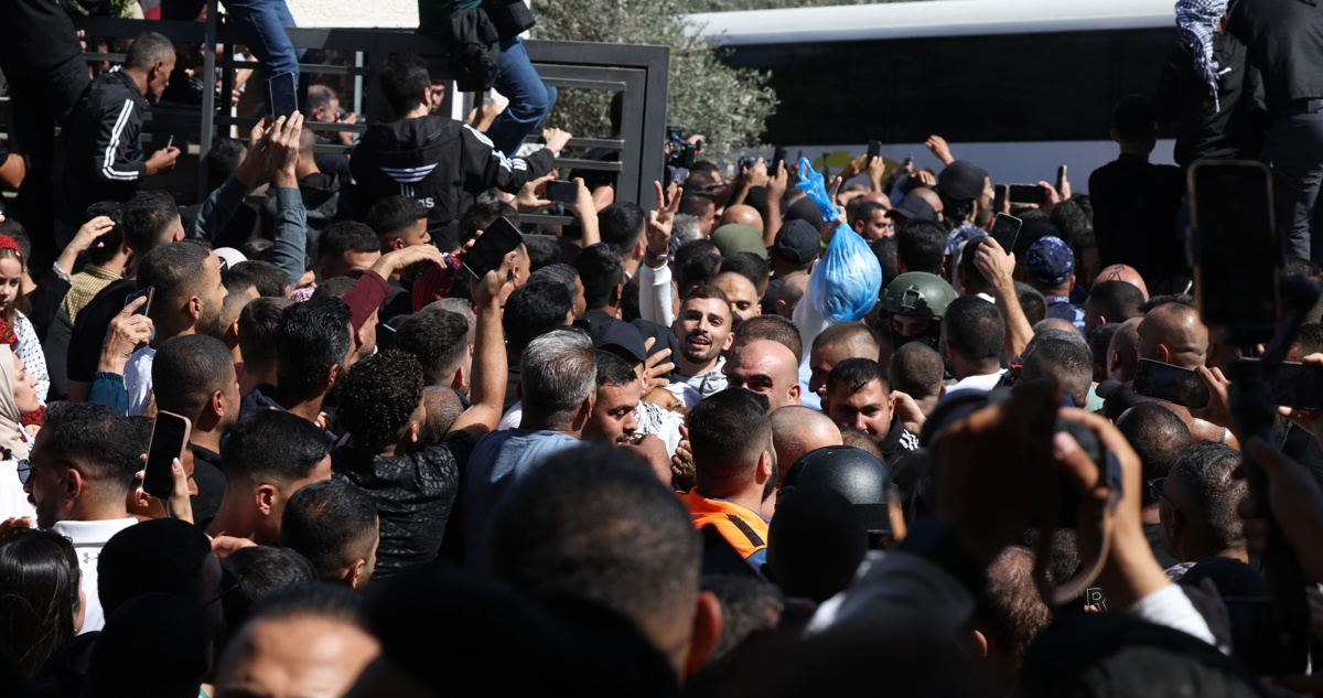 Los primeros prisioneros palestinos liberados por Israel llegan a su destino en Ramala