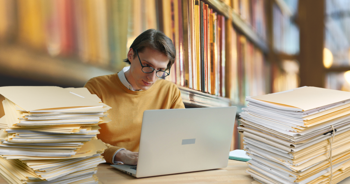 Profesor universitario trabajando en producir un gran número de papers. Contexto para nota sobre productos académicos