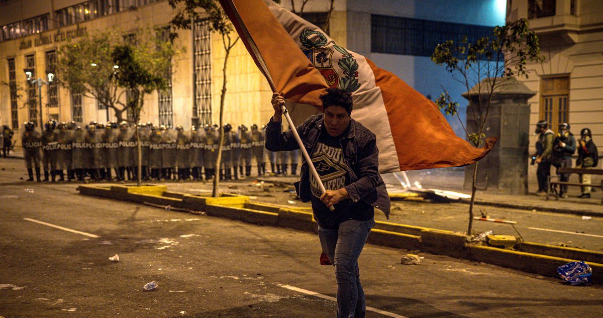 Un manifestante muerto deja multitudinaria protesta en Perú contra el Gobierno y el Congreso
