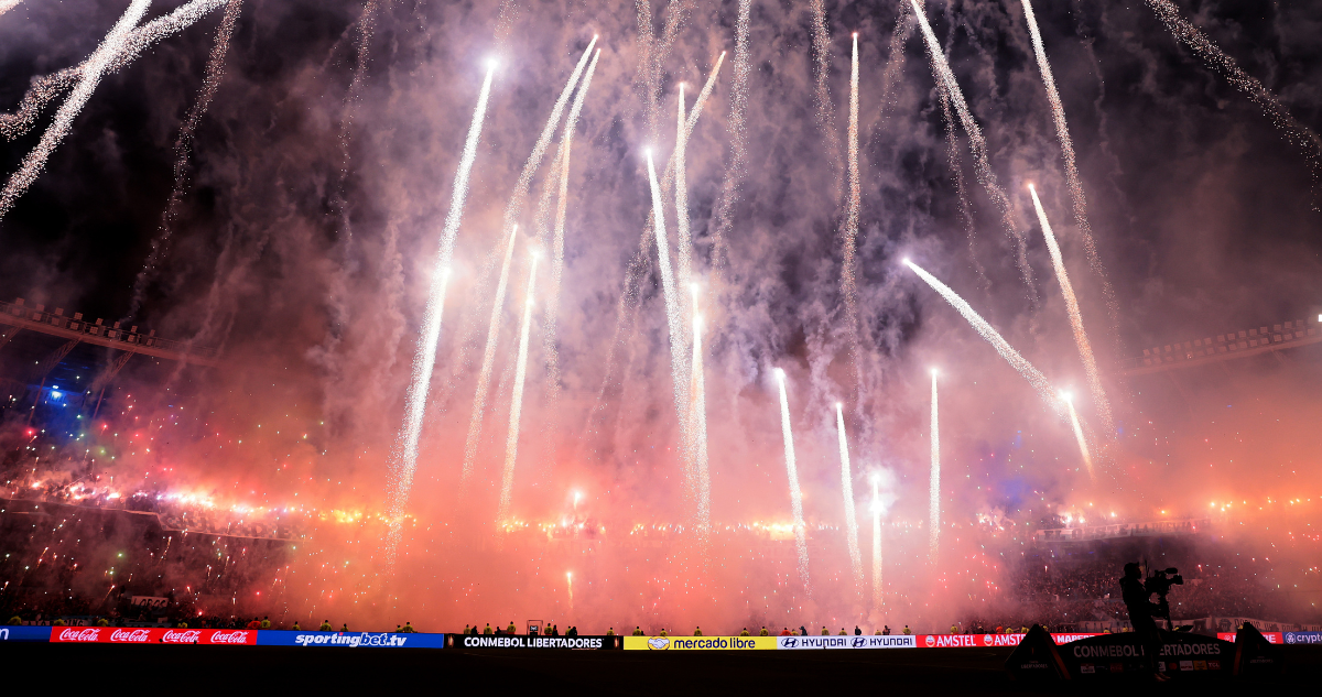 Arriesga sanción: el masivo show pirotécnico de Racing para duelo ante Flamengo por Copa Libertadores