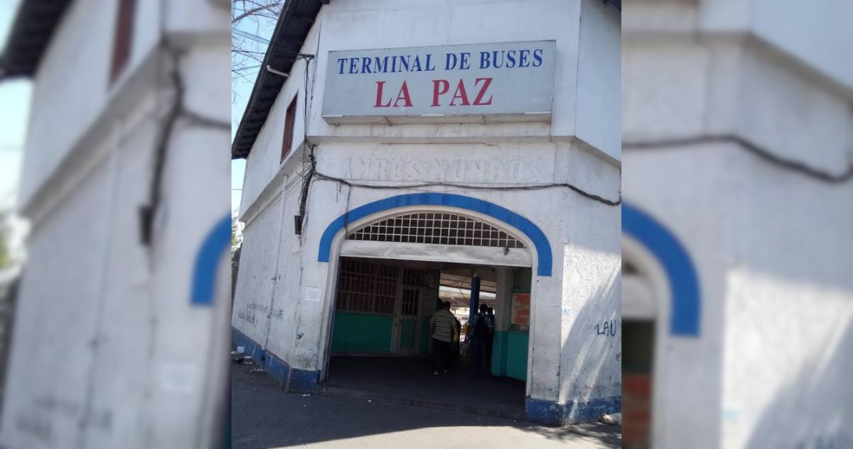 Choferes revelan que deben usar pañales y orinar en botellas tras cierre de Terminal La Paz