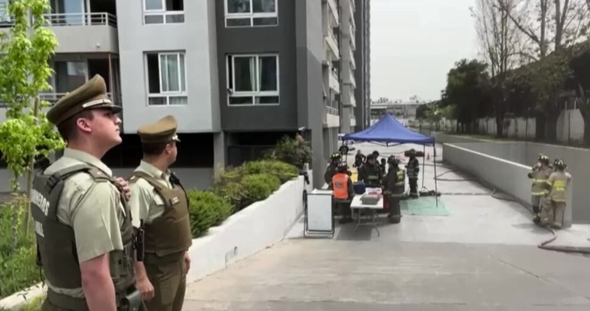Hallan cadáver en condominio de Ñuñoa: Bomberos investiga si hay presencia de cianuro