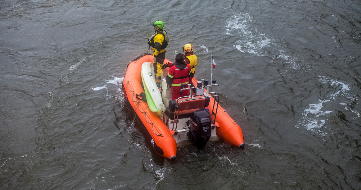 Rescatan con vida a adulto mayor y un hombre desde el río Rahue en Osorno