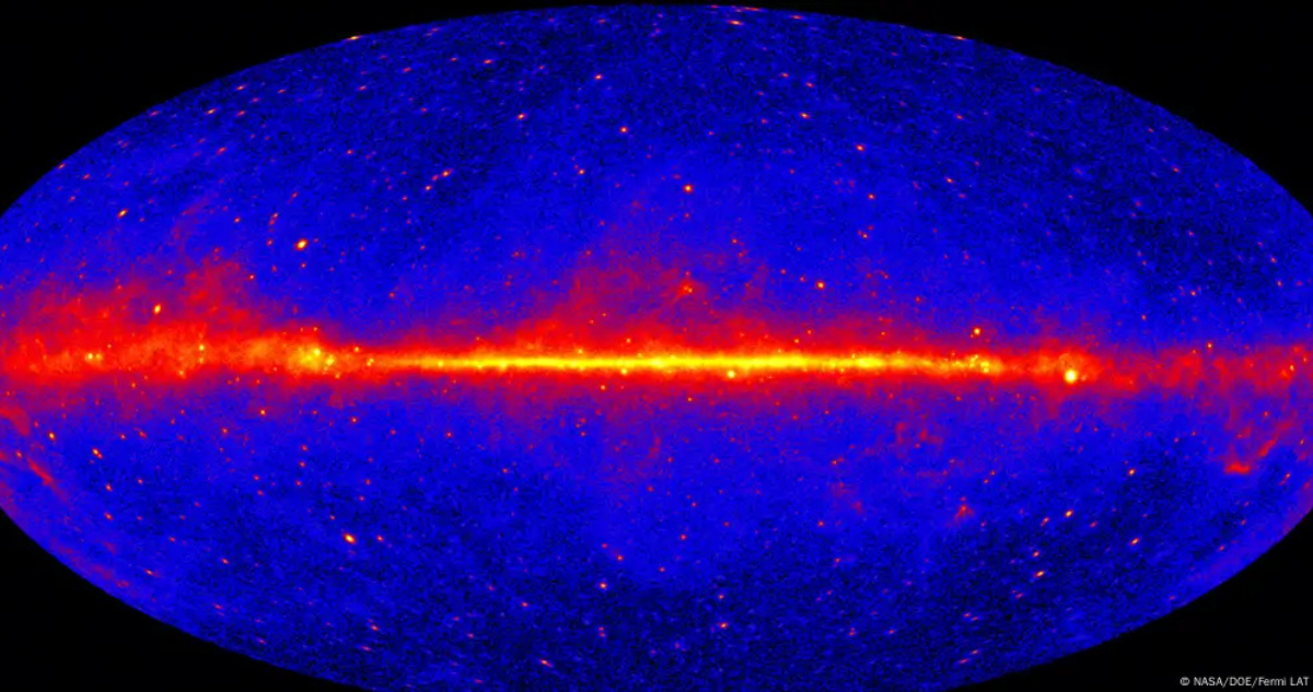 La imagen muestra una franja de luz que es marcada por los rayos gamma en la Vía Láctea.