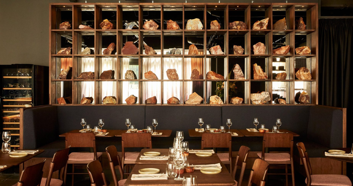 restaurante de lujo en Londres tiene una “biblioteca de rocas” chilenas elegidas a mano