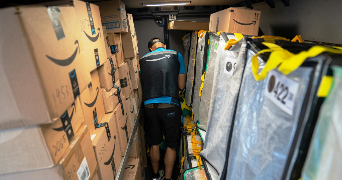 Revelan el plan de automatización de Amazon en EEUU que le evitaría contratar hasta 600 mil personas