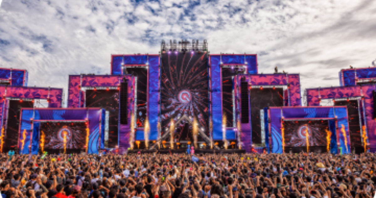 Revisa los cierres de calles por fiestas masivas en Santiago durante este fin de semana.