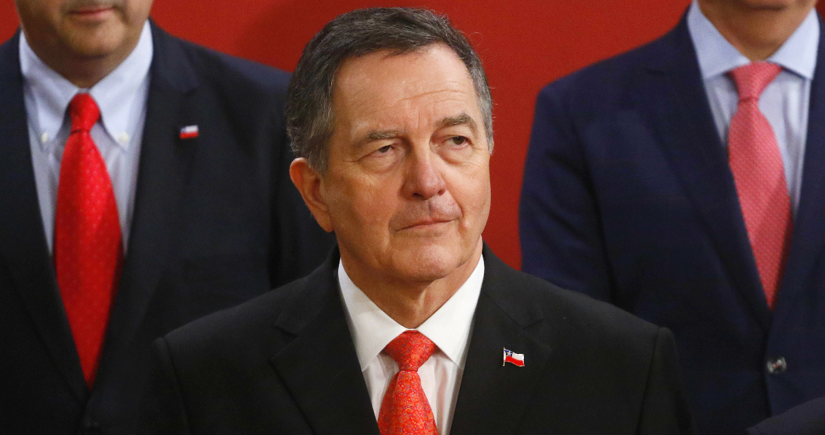 Roberto Ampuero rompe con su sector: exministro de Piñera anuncia su voto por Kast y critica a Matthei