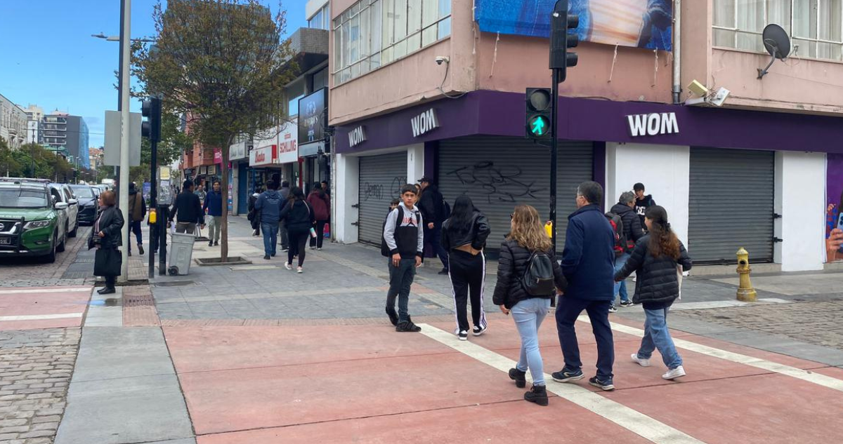 Estaban encapuchados: cuatro delincuentes asaltan sucursal del WOM en Viña del Mar
