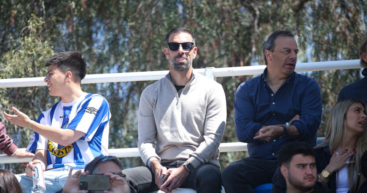 Van Nistelrooy en Chile viendo Magallanes vs Santiago Morning, de la Primera B