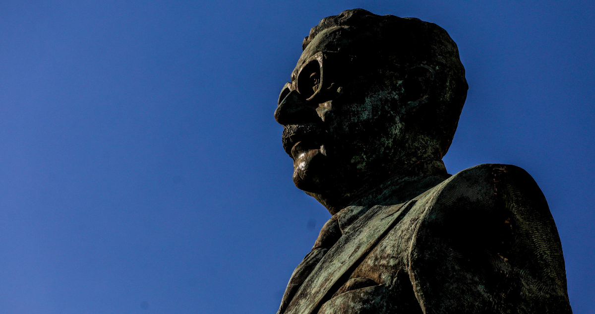 Estatua del expresidente Salvador Allende en la Plaza de la Constitución