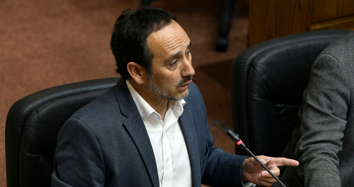 Senador Núñez tilda como escandaloso el error en cobros de luz y responsabiliza al gobierno de Piñera