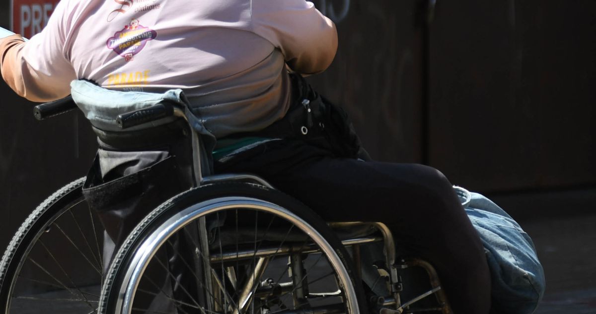 Detienen a hombre que en silla de ruedas vendía galletas de marihuana en Temuco
