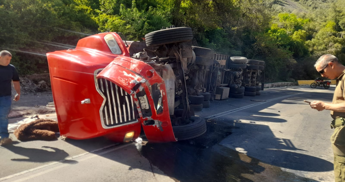 Camión de carga terminó volcado a la altura de Los Andes: impactó contra una moto y camioneta