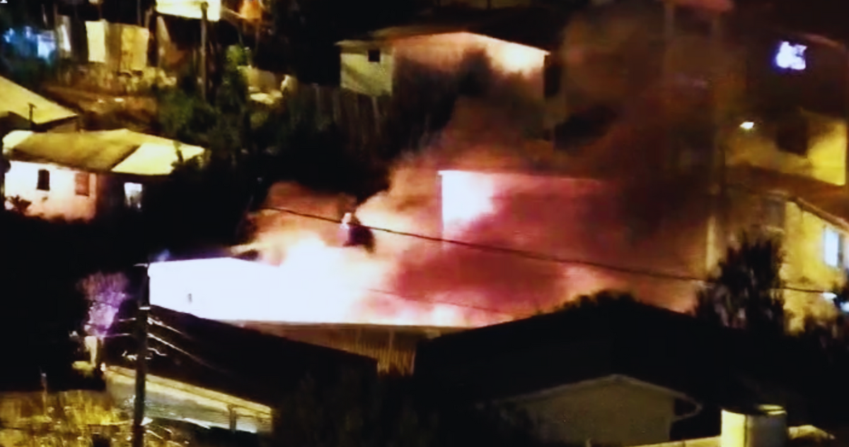 Incendio de vivienda en sector Rodelillo movilizó a medio centenar de bomberos en Valparaíso