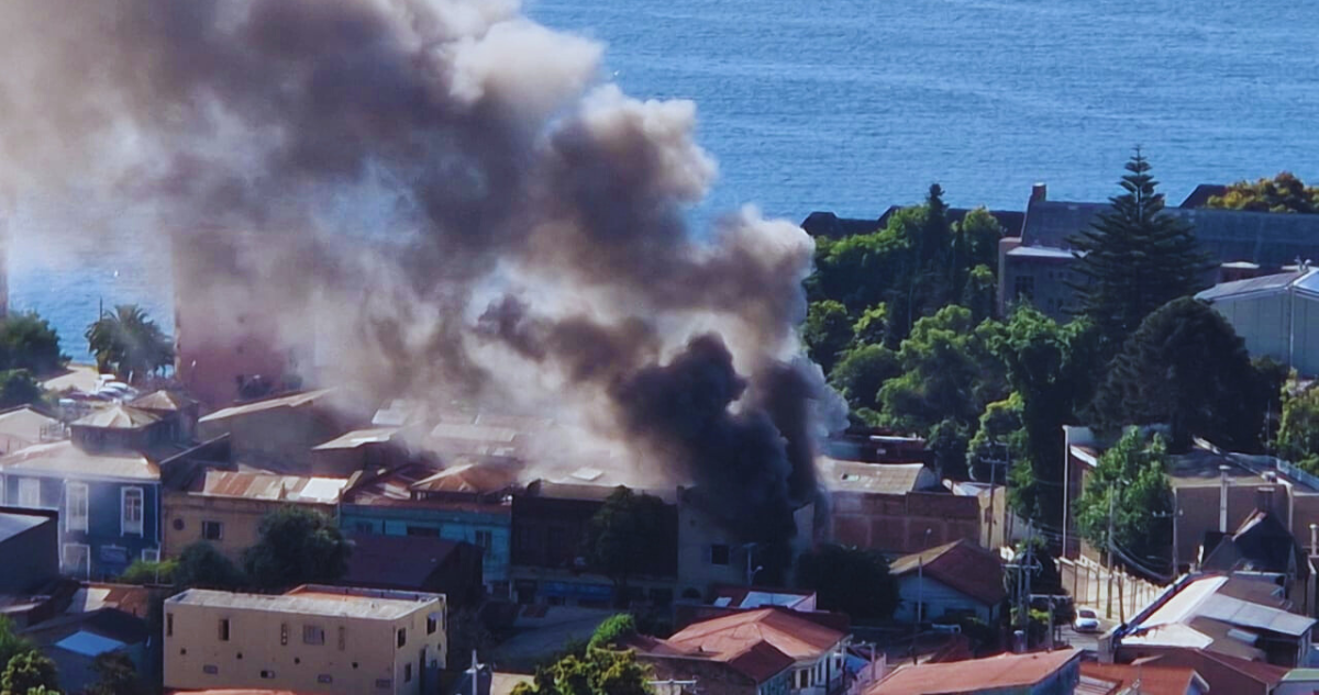 Incendio afecta a vivienda en el cerro Placeres de Valparaíso: adulto mayor terminó con quemaduras