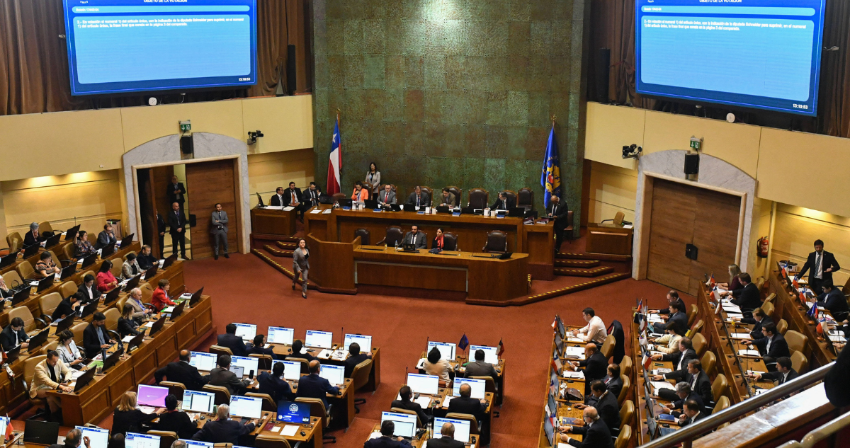 Despachan a sala proyecto que busca limitar acceso de migrantes irregulares a beneficios estatales