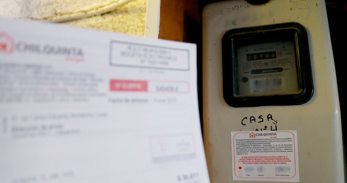 Afectados por cobros excesivos de Chilquinta valoran multa de la SEC: llegaron a pagar $900 mil en luz