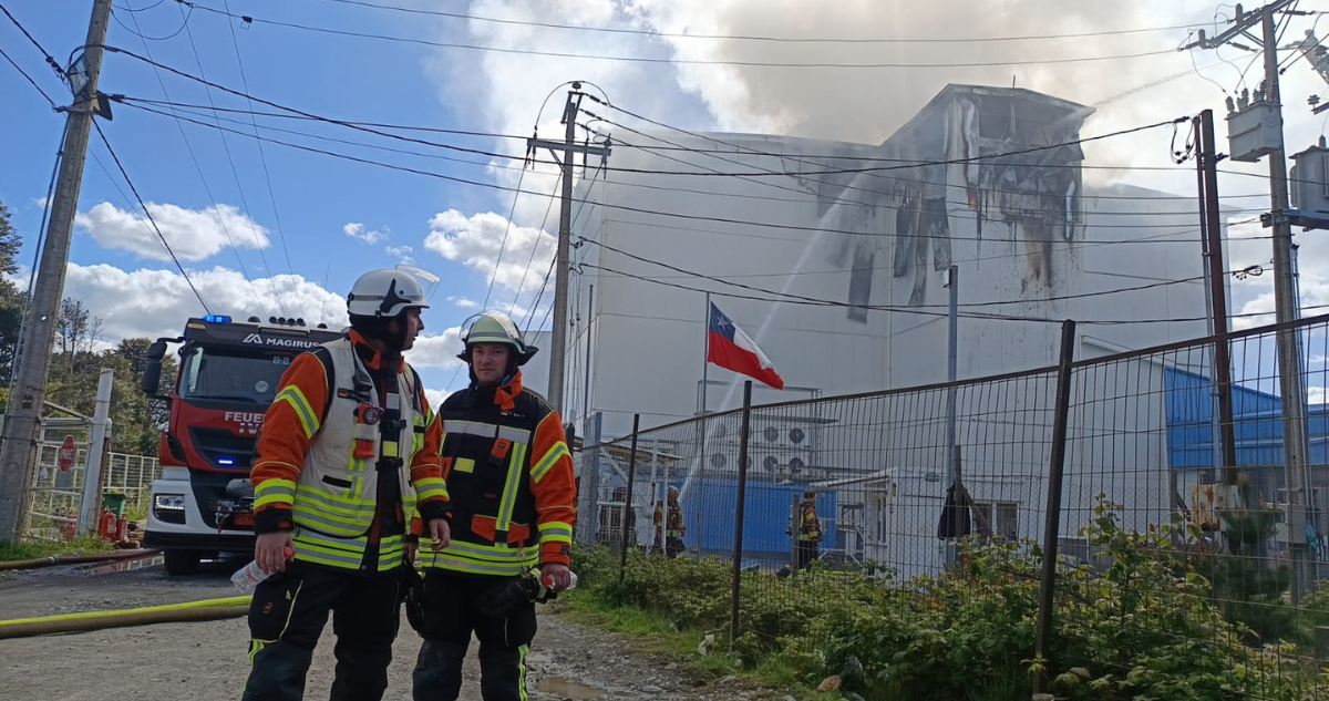 Bomberos combaten por 14 horas incendio en frigorífico de Puerto Varas: hay tres bomberos lesionados
