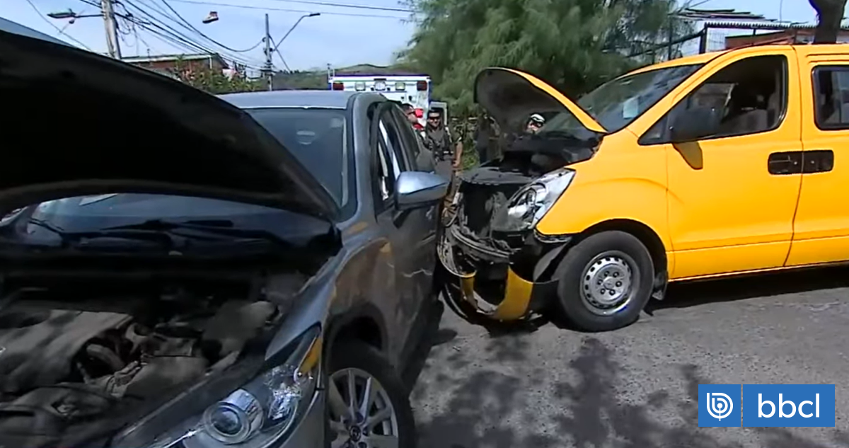 Nueva colisión de furgón escolar en Recoleta: vehículo con 12 estudiantes a bordo impacta con auto