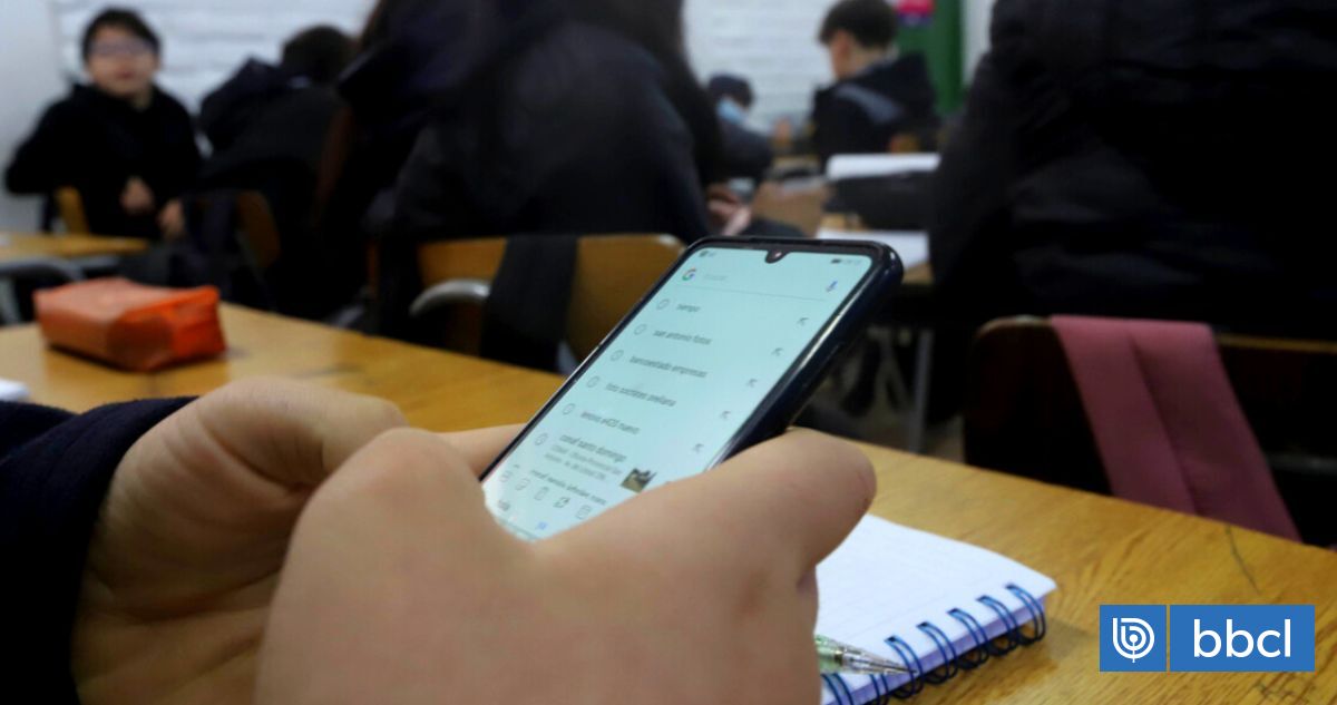 Senadores amplían prohibición: enseñanza media también quedaría sin celulares en clases