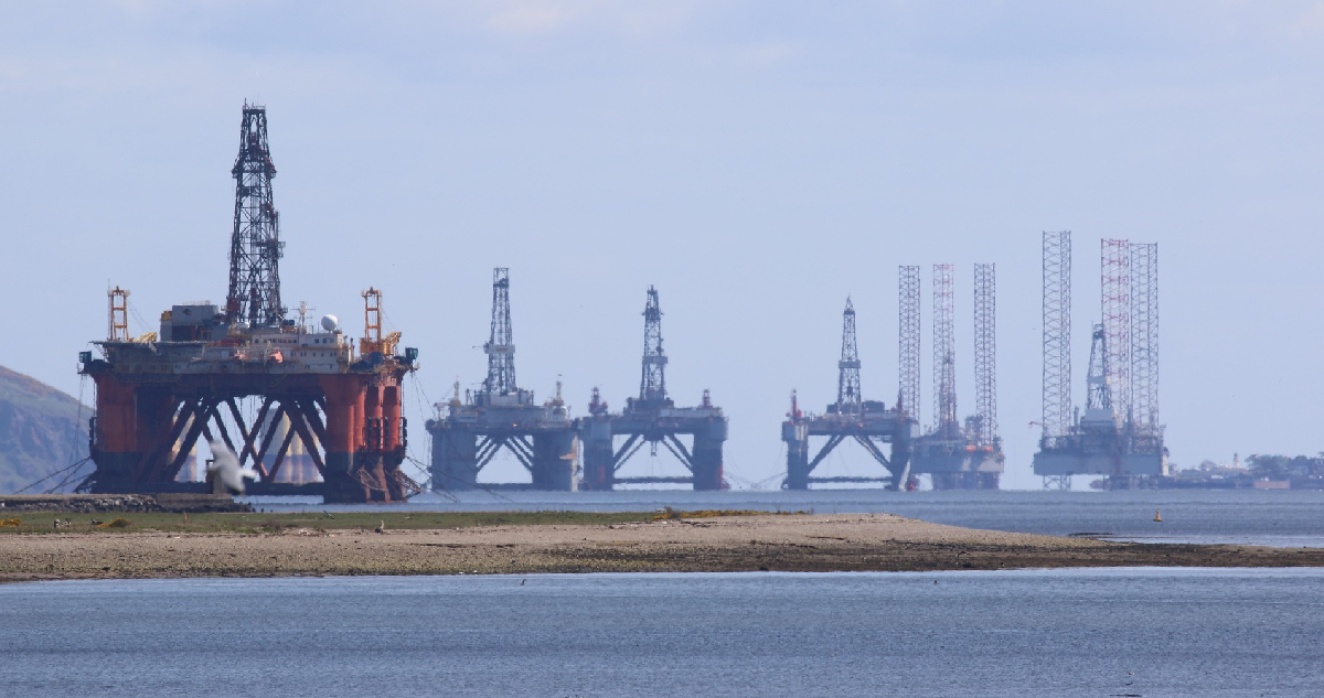 Suben los precios del barril de crudo tras sanciones de EEUU a dos de las principales petroleras rusas