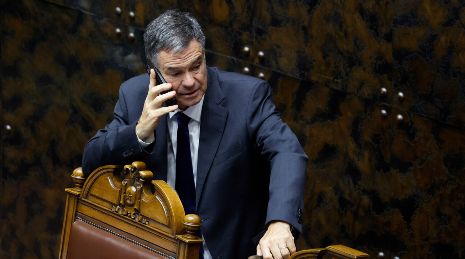 Ossandón (RN) propone fin a los “supersueldos” en el Congreso: 181 funcionarios ganan más que Boric