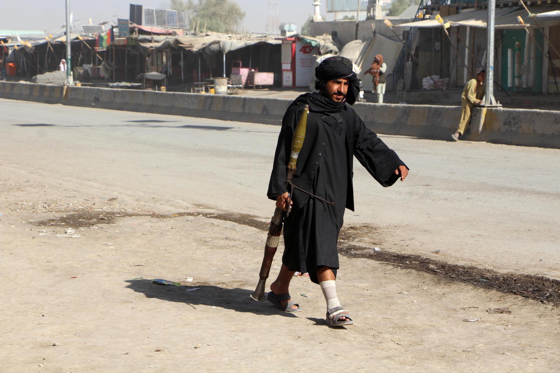 Talibanes durante enfrentamientos transfronterizos con soldados paquistaníes en Spin Boldak, Afganistán