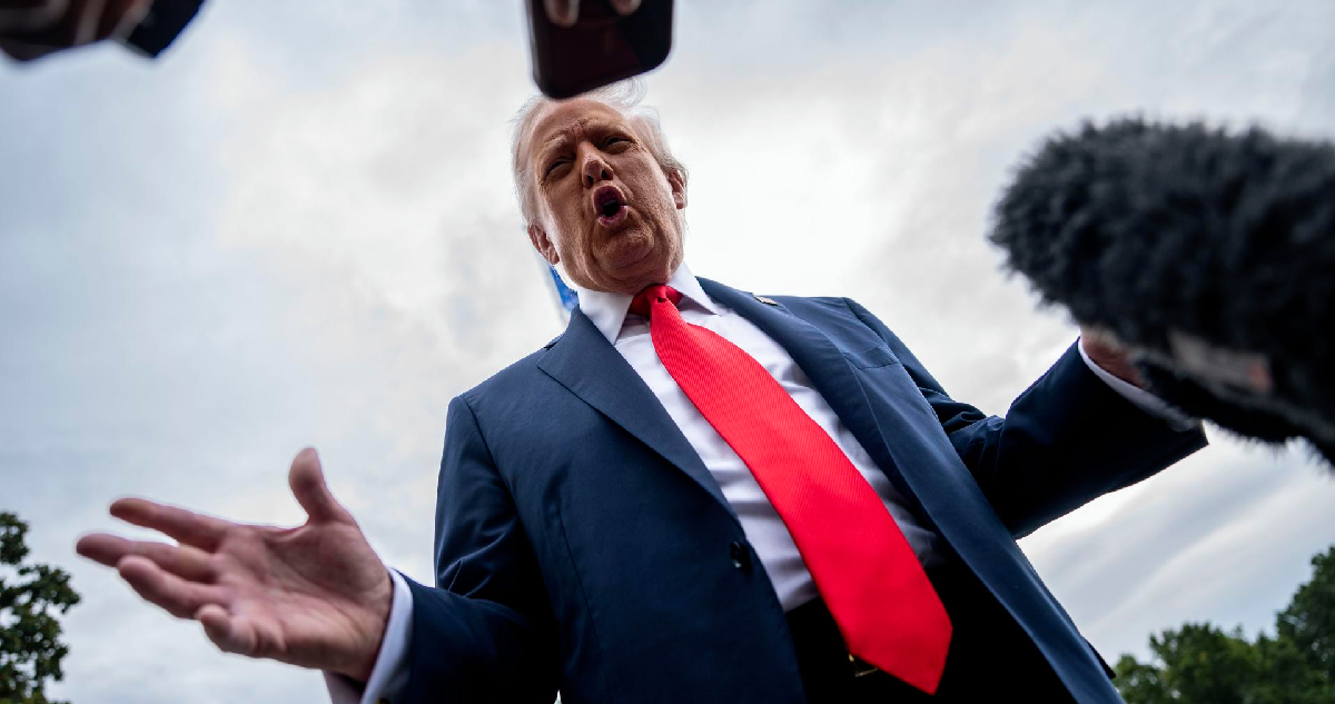 Trump concreta su amenaza a China y anuncia un 100% de arancel extra al gigante asiático