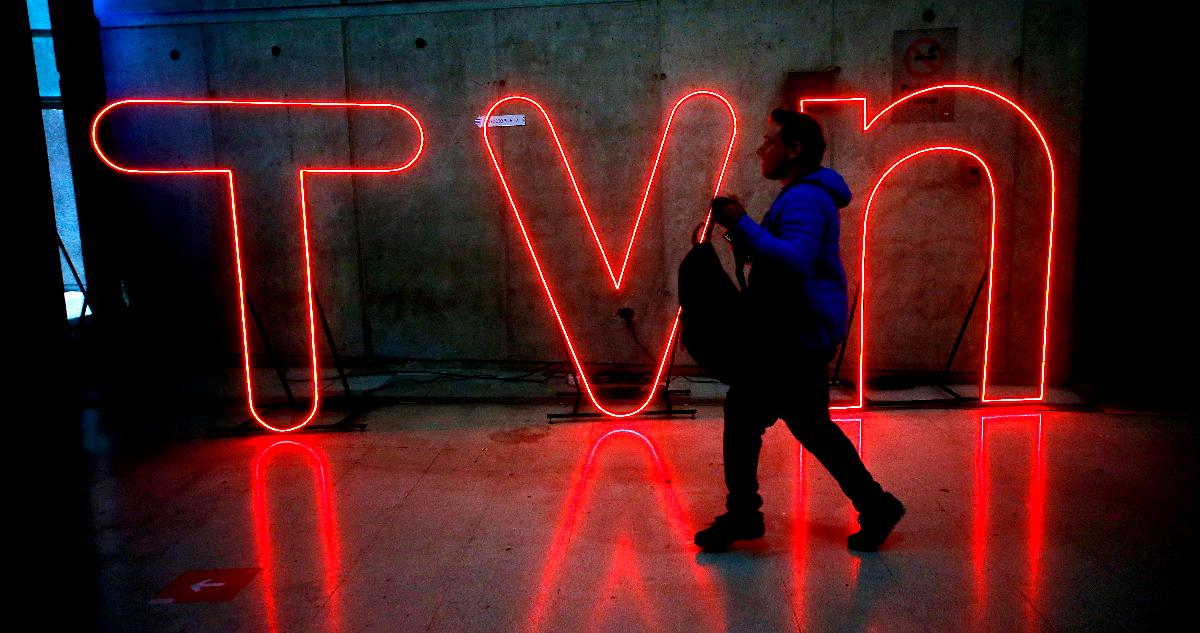 Más de $160 millones en 12 meses: Salen a la luz los altos sueldos de TVN en medio de crisis del canal
