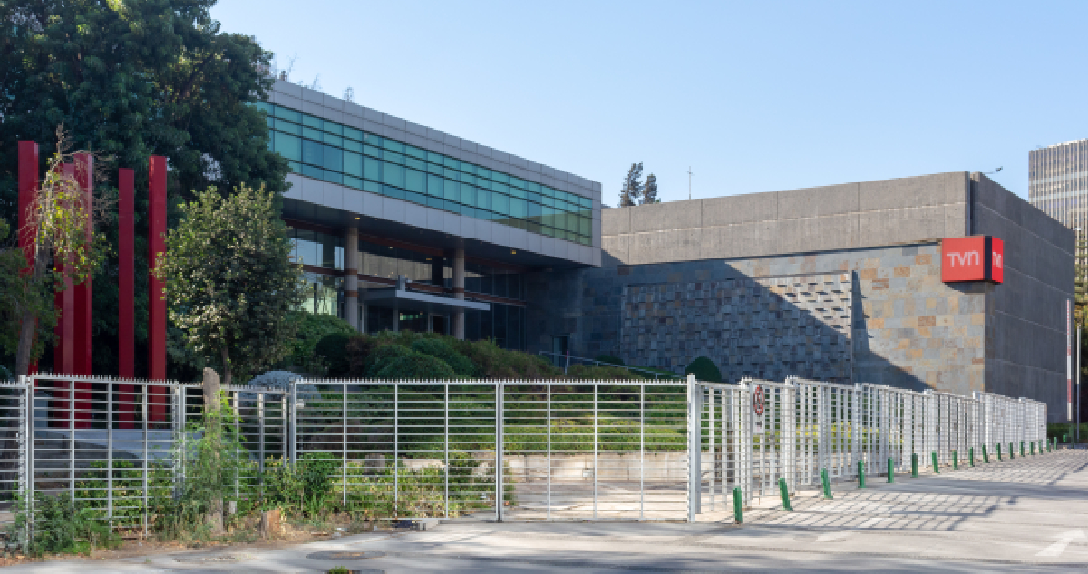 TVN pone cartel de “Se Vende” a mitad de histórico edificio corporativo: espera ganar $40 mil millones