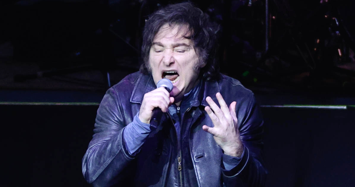 Un eufórico Milei arremete contra medios, los “kukas” y Hamás en concierto de presentación de su libro