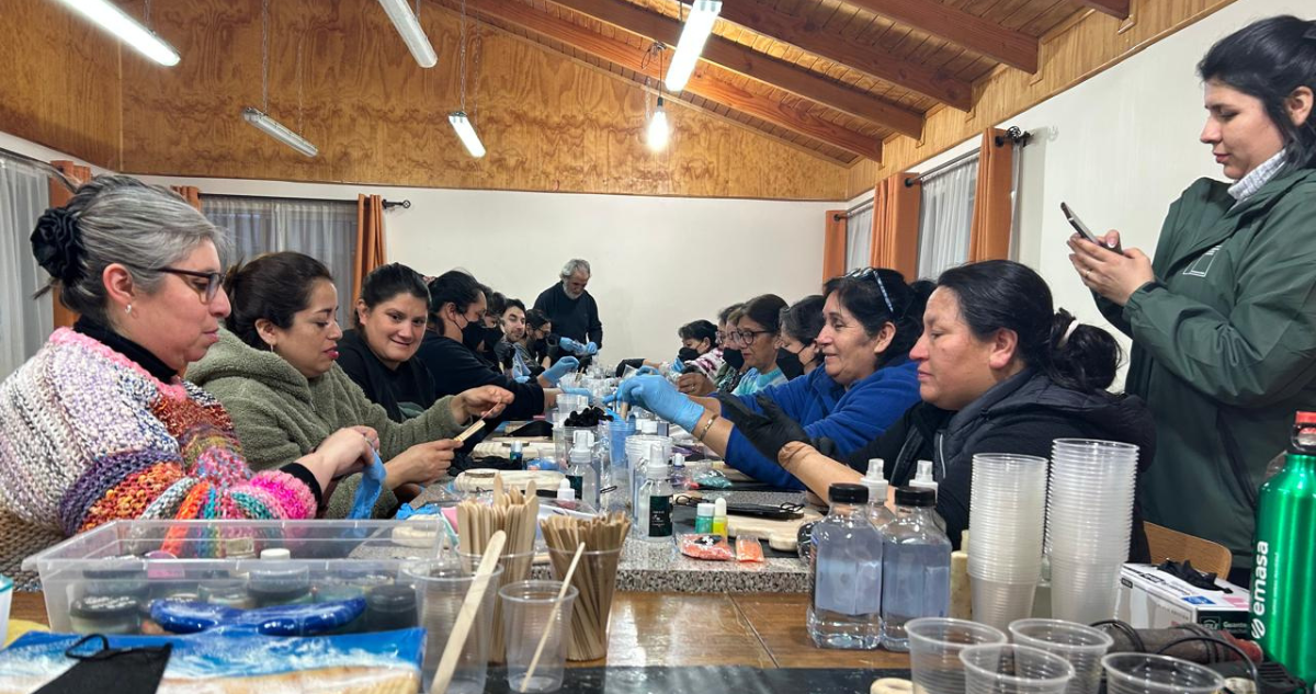 Vecinos de Santa Juana finalizan taller de resina epóxica impulsado por el Minvu y la Municipalidad