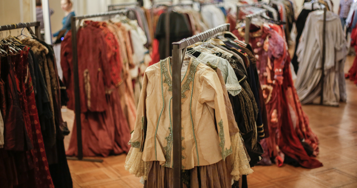 Con ropa de época, sombreros y utilería: Teatro Municipal de Santiago anuncia nueva venta de vestuario