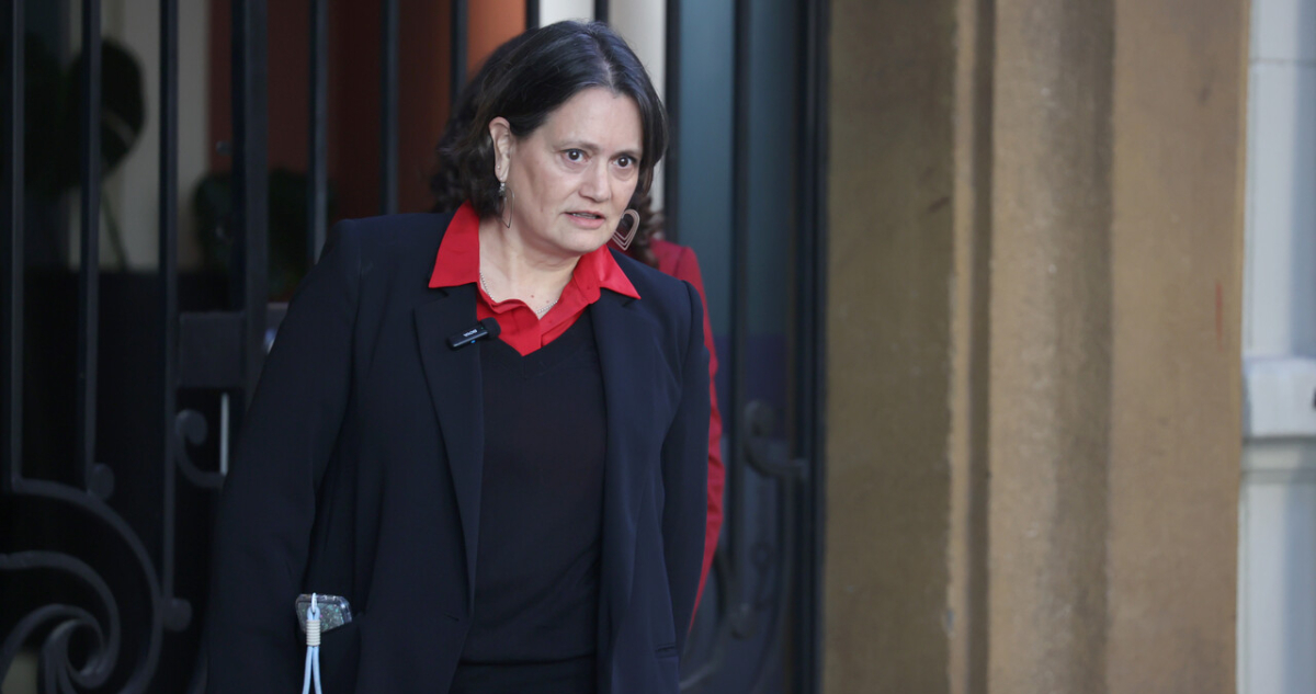 Contraloría indaga millonarios viajes al extranjero de Laura Albornoz pagados por Enap